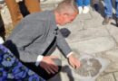 Sinalunga : inaugurata in Piazza Garibaldi la pietra dell’artista Loris Cecchini per il progetto ECO e Vi.Va Valdichiana